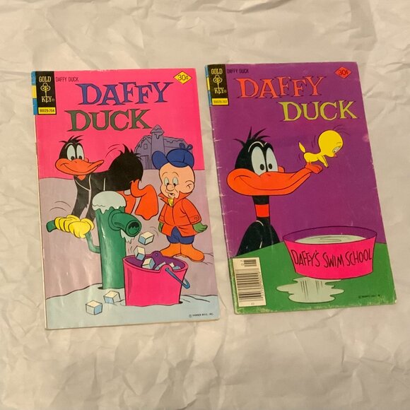 VINTAGE DAFFY DUCK COMICS - LOT OF 2 - 1977 - Picture 1 of 6